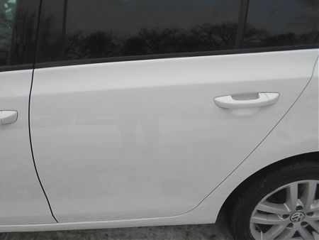 Задняя левая дверь Volkswagen Golf после кузовного ремонта и покраски